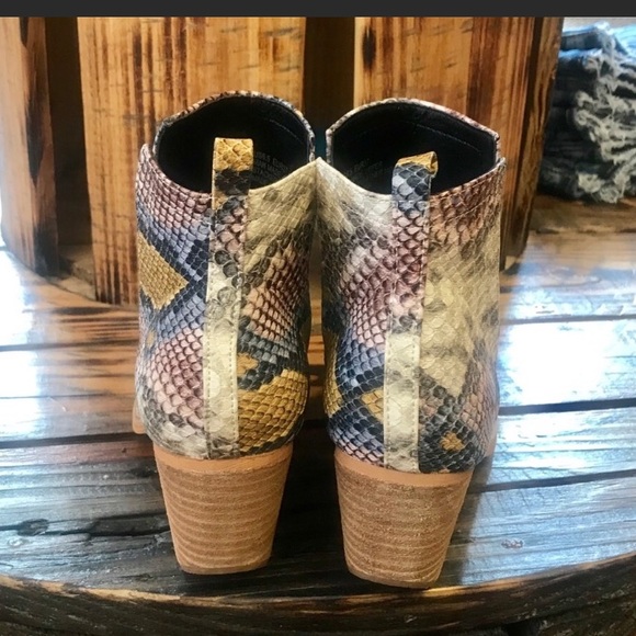 🌈1 LEFT 🌈 RAINBOW MULTI COLOR SNAKE PRINT BOOT - Picture 3 of 5